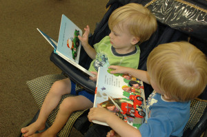 dzieci czytające książki